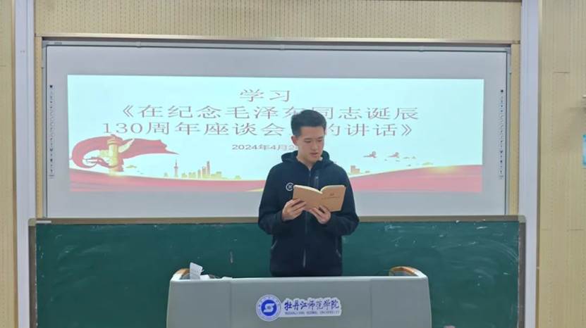 人站在电视前中度可信度描述已自动生成