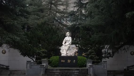 人在树林里低可信度描述已自动生成